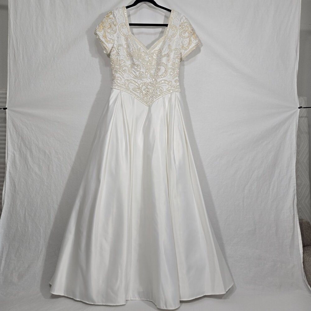 Vintage FOREVER YOURS 80s White Embroidery Bead- Bow Wedding Gown Dress Size 10. - Picture 3 of 17